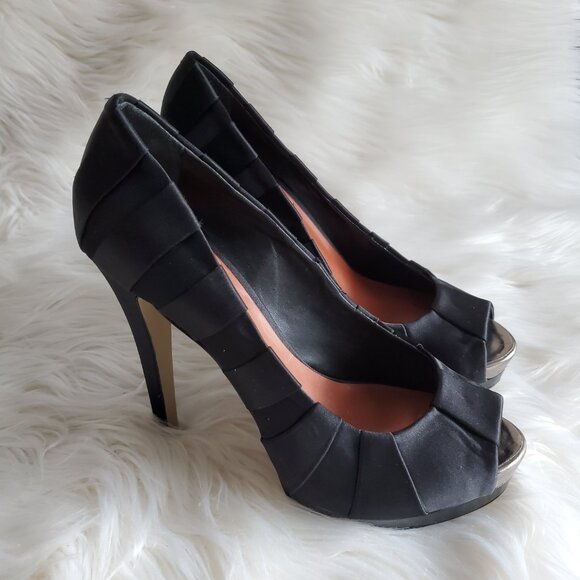 BCBGMAXAZRIA Black Satin Peep Toe Pumps SZ 8.5 - Picture 3 of 11